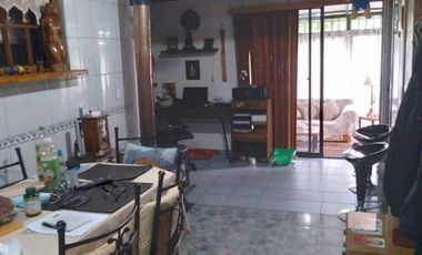 Casa de Dos Pisos en Avda Pdte Ibañez