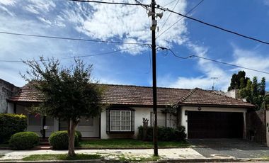 IMPERDIBLE CHALET CONSTRUIDO SOBRE 2 LOTES 750MTS
