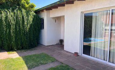 CASA EN VENTA EN LINCOLN CON PILETA
