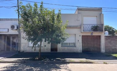 CASA EN VENTA EN LINCOLN CON PILETA