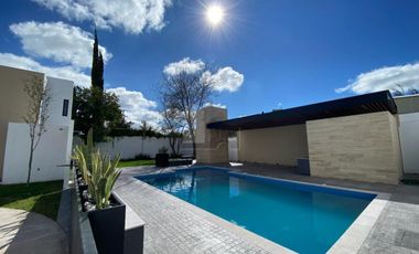 CASA EN PRIVADA CON ALBERCA en zona Walmart Muñoz – San Luis Potosí