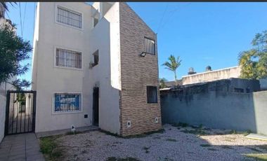 CASTELAR PH EN VENTA CON PATIO Y COCHERA APTO PROFESIONAL Y APTO CREDITO  UN AMBIENTE.