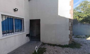CASTELAR PH EN VENTA CON PATIO Y COCHERA APTO PROFESIONAL Y APTO CREDITO  UN AMBIENTE.
