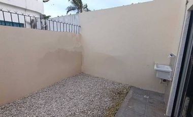 CASTELAR PH EN VENTA CON PATIO Y COCHERA APTO PROFESIONAL Y APTO CREDITO  UN AMBIENTE.