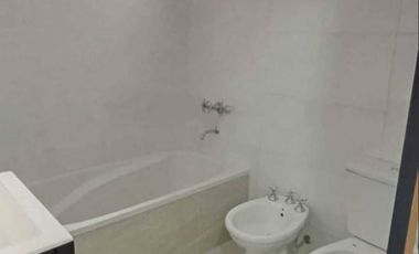 CASTELAR PH EN VENTA CON PATIO Y COCHERA APTO PROFESIONAL Y APTO CREDITO  UN AMBIENTE.
