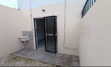 CASTELAR PH EN VENTA CON PATIO Y COCHERA APTO PROFESIONAL Y APTO CREDITO  UN AMBIENTE.