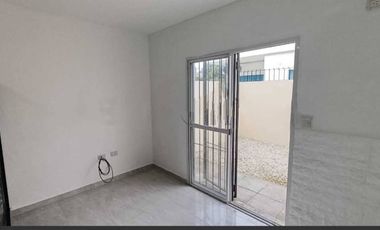 CASTELAR PH EN VENTA CON PATIO Y COCHERA APTO PROFESIONAL Y APTO CREDITO  UN AMBIENTE.