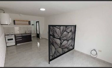 CASTELAR PH EN VENTA CON PATIO Y COCHERA APTO PROFESIONAL Y APTO CREDITO  UN AMBIENTE.