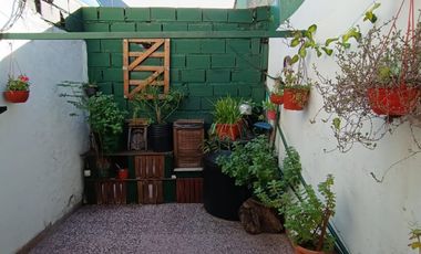 Casa 3 ambientes + departamento 2 ambientes al frente