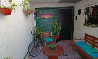 Casa 3 ambientes + departamento 2 ambientes al frente