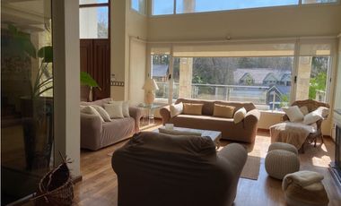 CASA LUXURY EN CARILÓ ALQUILER TEMPORAL A METROS DEL MAR
