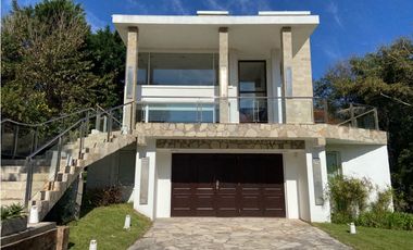 CASA LUXURY EN CARILÓ ALQUILER TEMPORAL A METROS DEL MAR