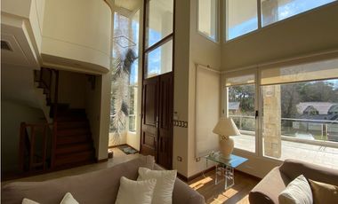 CASA LUXURY EN CARILÓ ALQUILER TEMPORAL A METROS DEL MAR