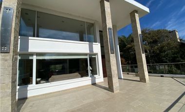 CASA LUXURY EN CARILÓ ALQUILER TEMPORAL A METROS DEL MAR