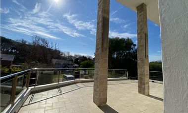CASA LUXURY EN CARILÓ ALQUILER TEMPORAL A METROS DEL MAR