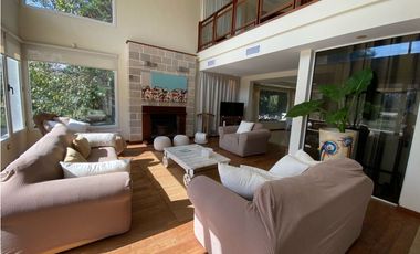 CASA LUXURY EN CARILÓ ALQUILER TEMPORAL A METROS DEL MAR