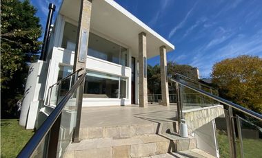 CASA LUXURY EN CARILÓ ALQUILER TEMPORAL A METROS DEL MAR