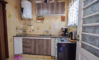 Venta casa 4 ambientes con parque y cochera