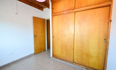 Venta casa 4 ambientes con parque y cochera