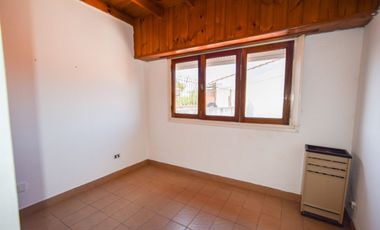 Venta casa 4 ambientes con parque y cochera