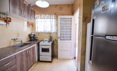 Venta casa 4 ambientes con parque y cochera