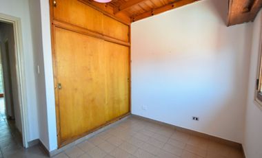 Venta casa 4 ambientes con parque y cochera