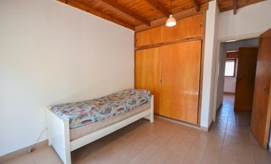 Venta casa 4 ambientes con parque y cochera