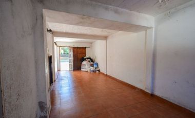 Venta casa 4 ambientes con parque y cochera