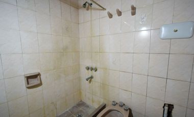 Venta casa 4 ambientes con parque y cochera