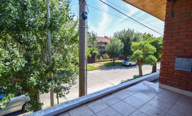 Venta casa 4 ambientes con parque y cochera