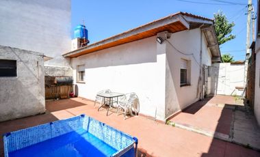 Venta casa 4 ambientes con parque y cochera