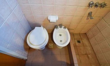 Venta casa 4 ambientes con parque y cochera