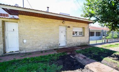 Venta casa 4 ambientes con parque y cochera