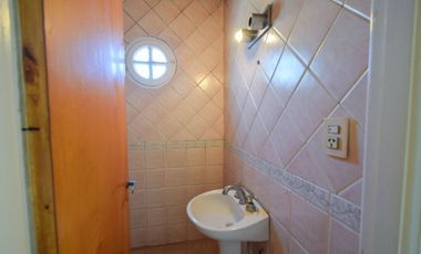 Venta casa 4 ambientes con parque y cochera