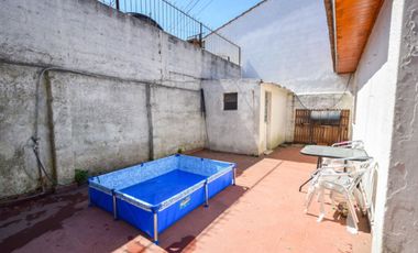 Venta casa 4 ambientes con parque y cochera