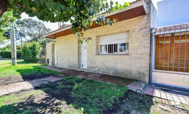 Venta casa 4 ambientes con parque y cochera