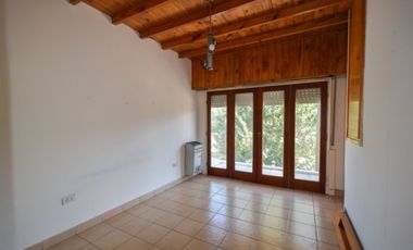 Venta casa 4 ambientes con parque y cochera