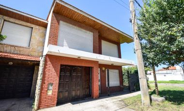 Venta casa 4 ambientes con parque y cochera