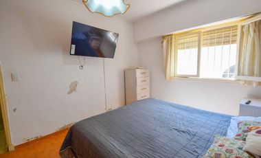 Venta casa 4 ambientes con parque y cochera