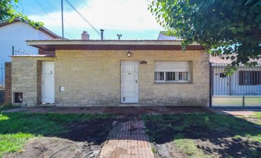 Venta casa 4 ambientes con parque y cochera