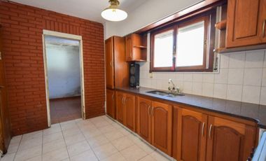Venta casa 4 ambientes con parque y cochera