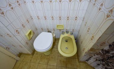 Venta casa 4 ambientes con parque y cochera