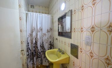 Venta casa 4 ambientes con parque y cochera