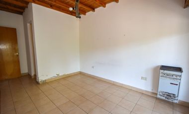 Venta casa 4 ambientes con parque y cochera