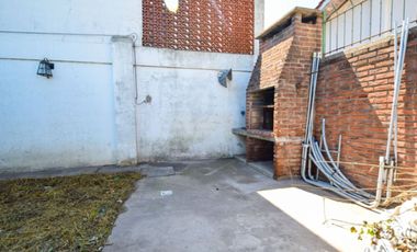 Venta casa 4 ambientes con parque y cochera