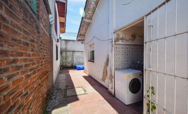 Venta casa 4 ambientes con parque y cochera