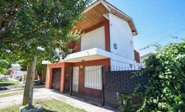 Venta casa 4 ambientes con parque y cochera