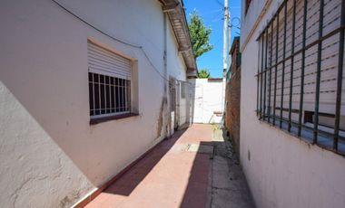 Venta casa 4 ambientes con parque y cochera