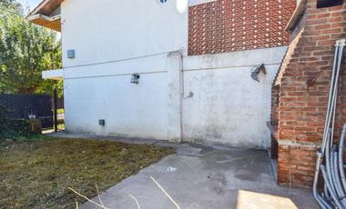 Venta casa 4 ambientes con parque y cochera