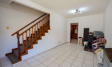 Venta casa 4 ambientes con parque y cochera